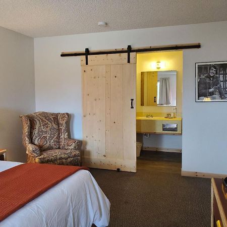 Warden Inn Deer Lodge 外观 照片