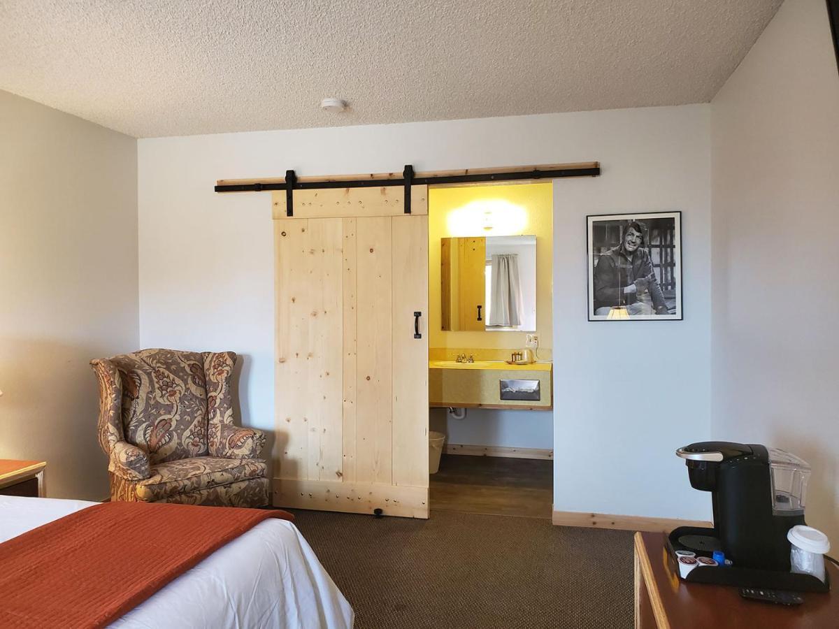 Warden Inn Deer Lodge 外观 照片
