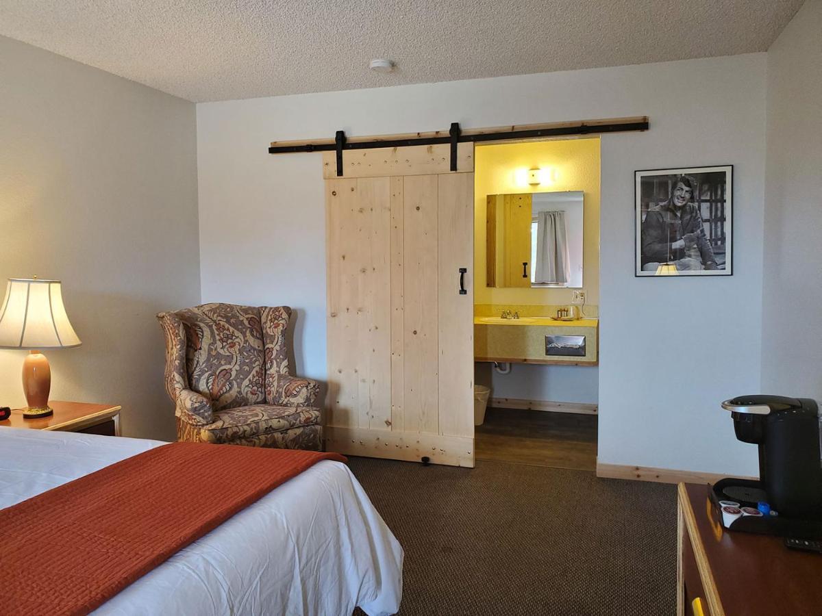 Warden Inn Deer Lodge 外观 照片