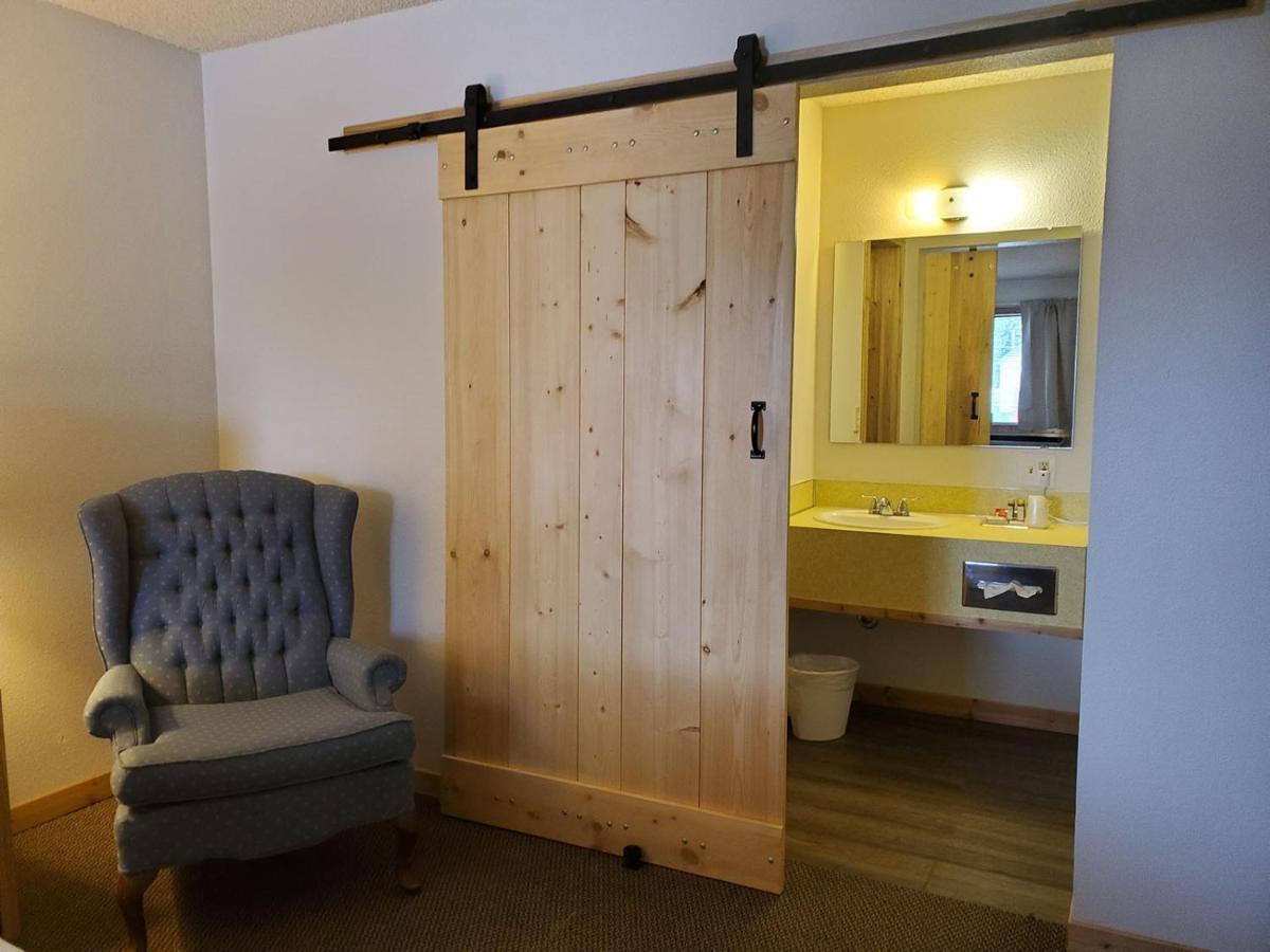Warden Inn Deer Lodge 外观 照片