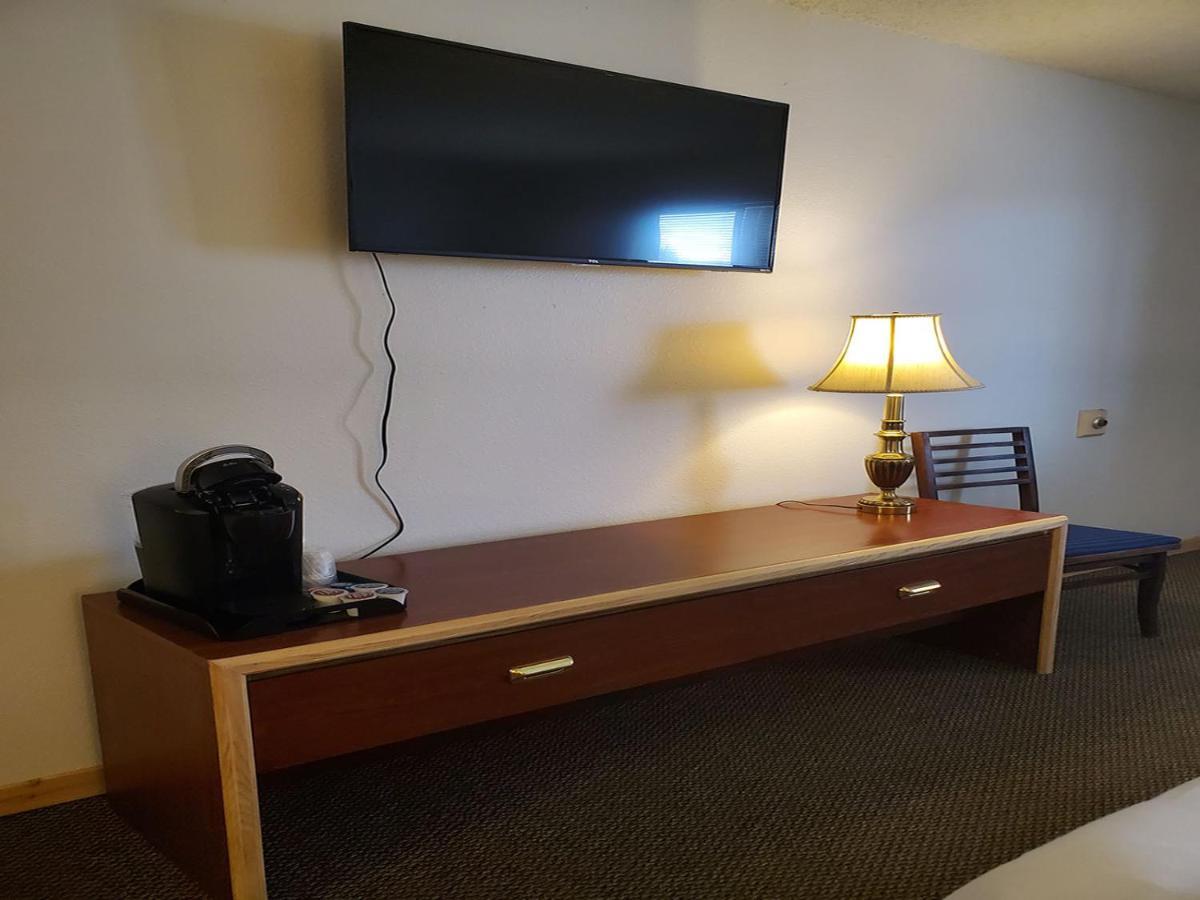 Warden Inn Deer Lodge 外观 照片
