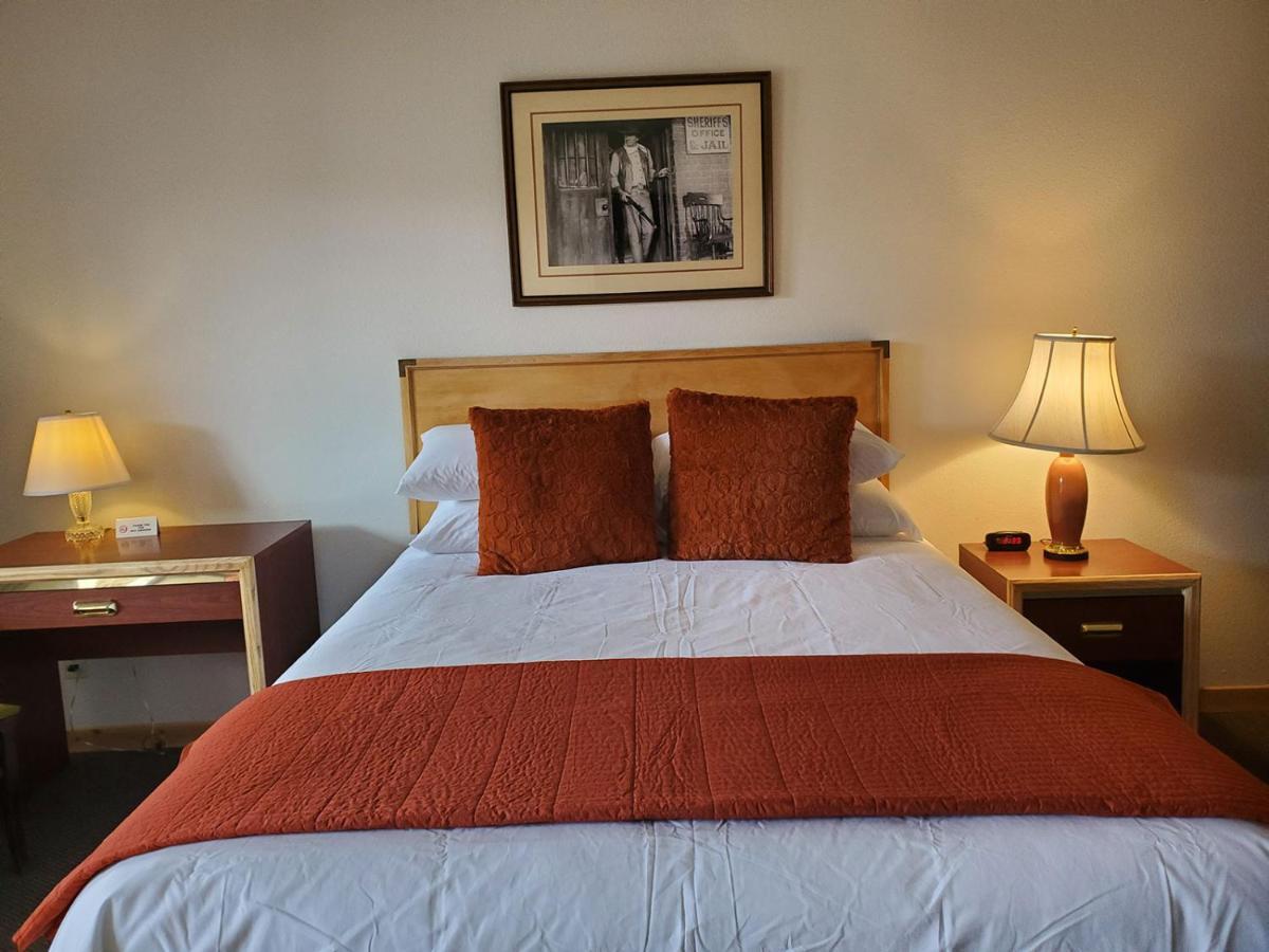 Warden Inn Deer Lodge 外观 照片