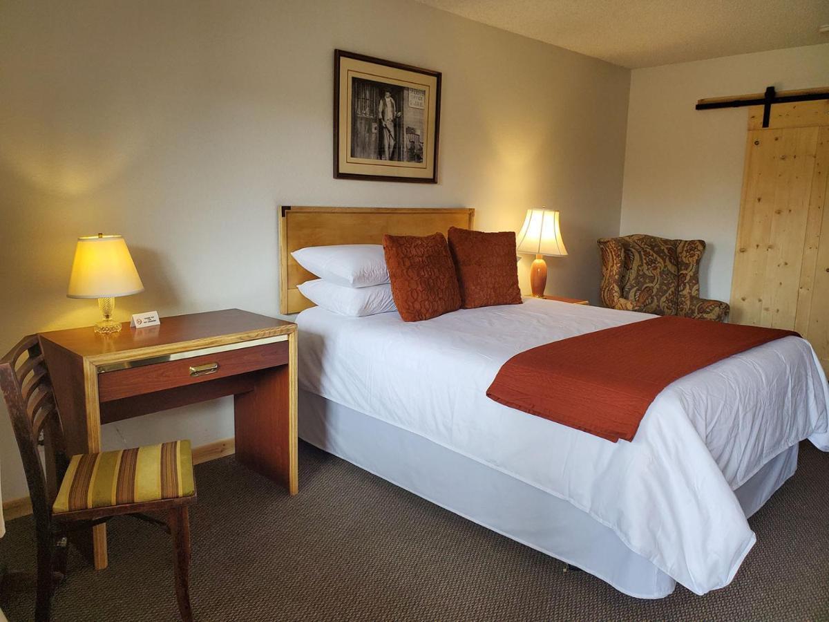 Warden Inn Deer Lodge 外观 照片