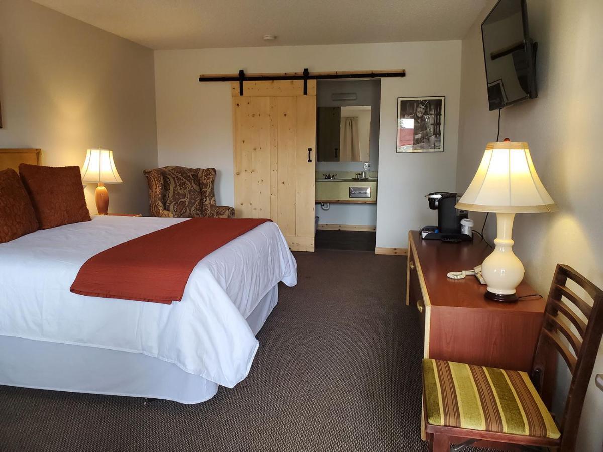 Warden Inn Deer Lodge 外观 照片